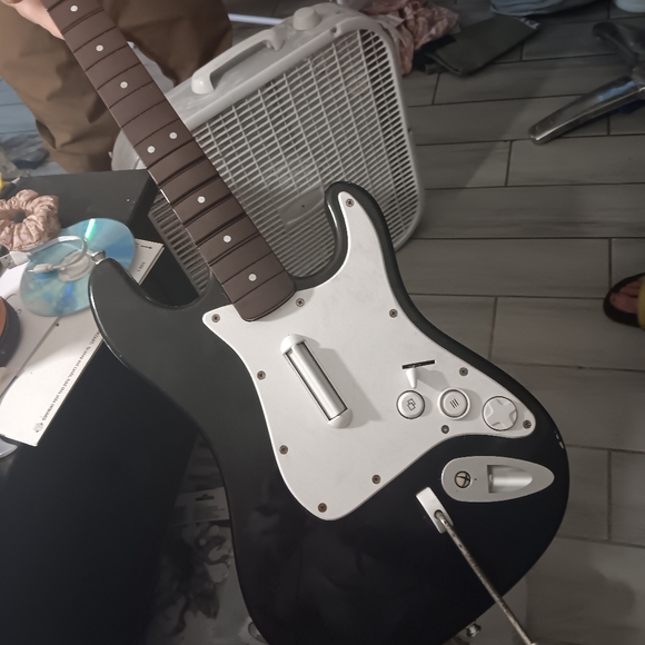 Rock Band 4 Stratocaster Guitar (Xbox One) - Picture 4 of 4
